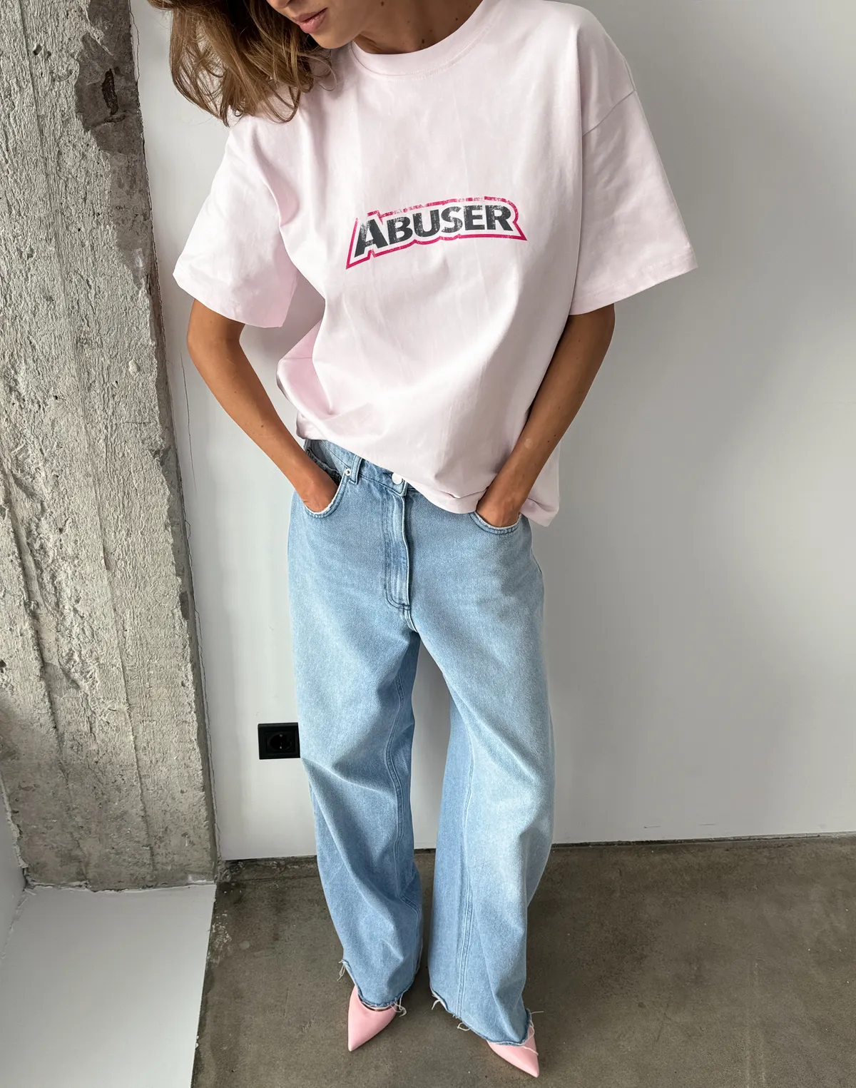 Футболка жіноча зі супер щільного котону оверсайз, рожева з принтом "Abuser" - Фото 1