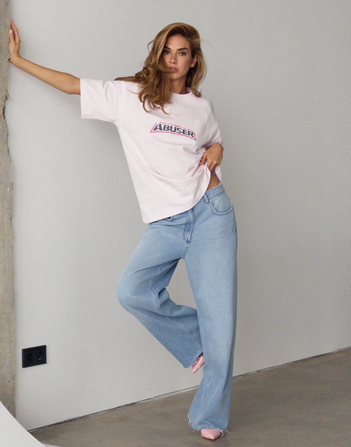 Футболка жіноча зі супер щільного котону оверсайз, рожева з принтом "Abuser" - Фото 4