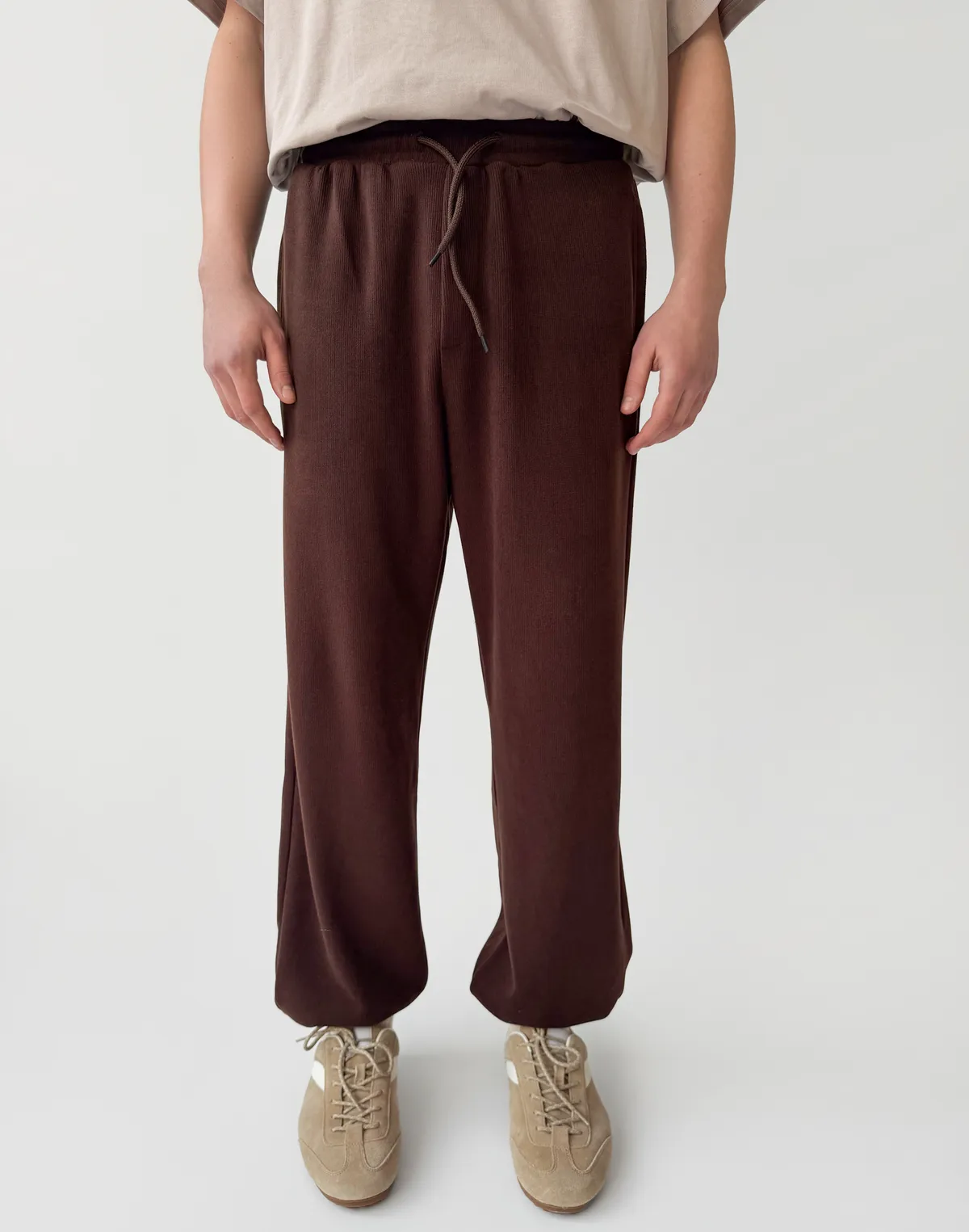 Штани спортивні чоловічі з текстурованої тканини у рубчик, шоколадні - Фото 1