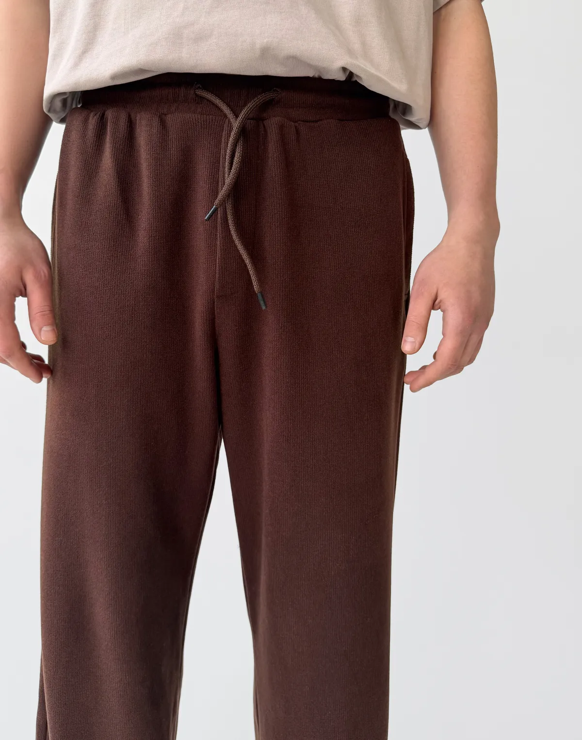 Штани спортивні чоловічі з текстурованої тканини у рубчик, шоколадні - Фото 5