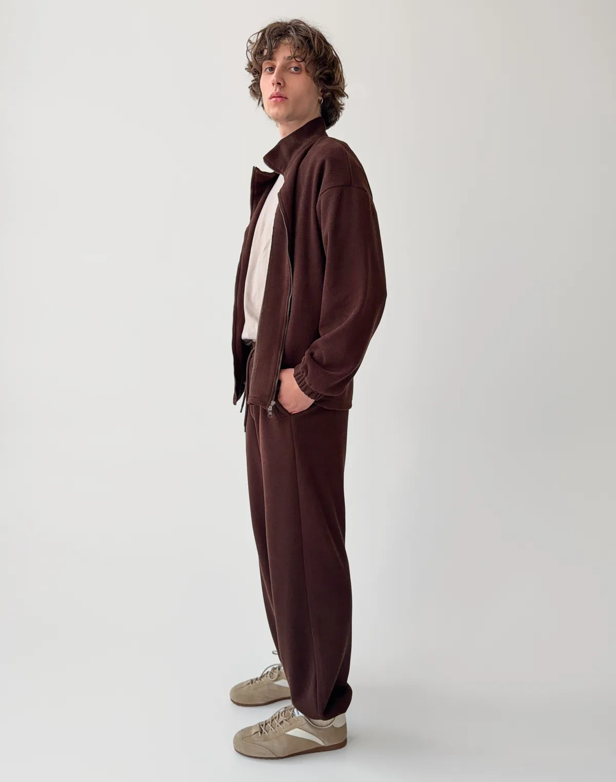 Штани спортивні чоловічі з текстурованої тканини у рубчик, шоколадні - Фото 3