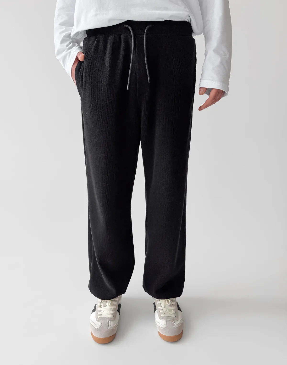 Штани спортивні чоловічі з текстурованої тканини у рубчик, чорні - Фото 1