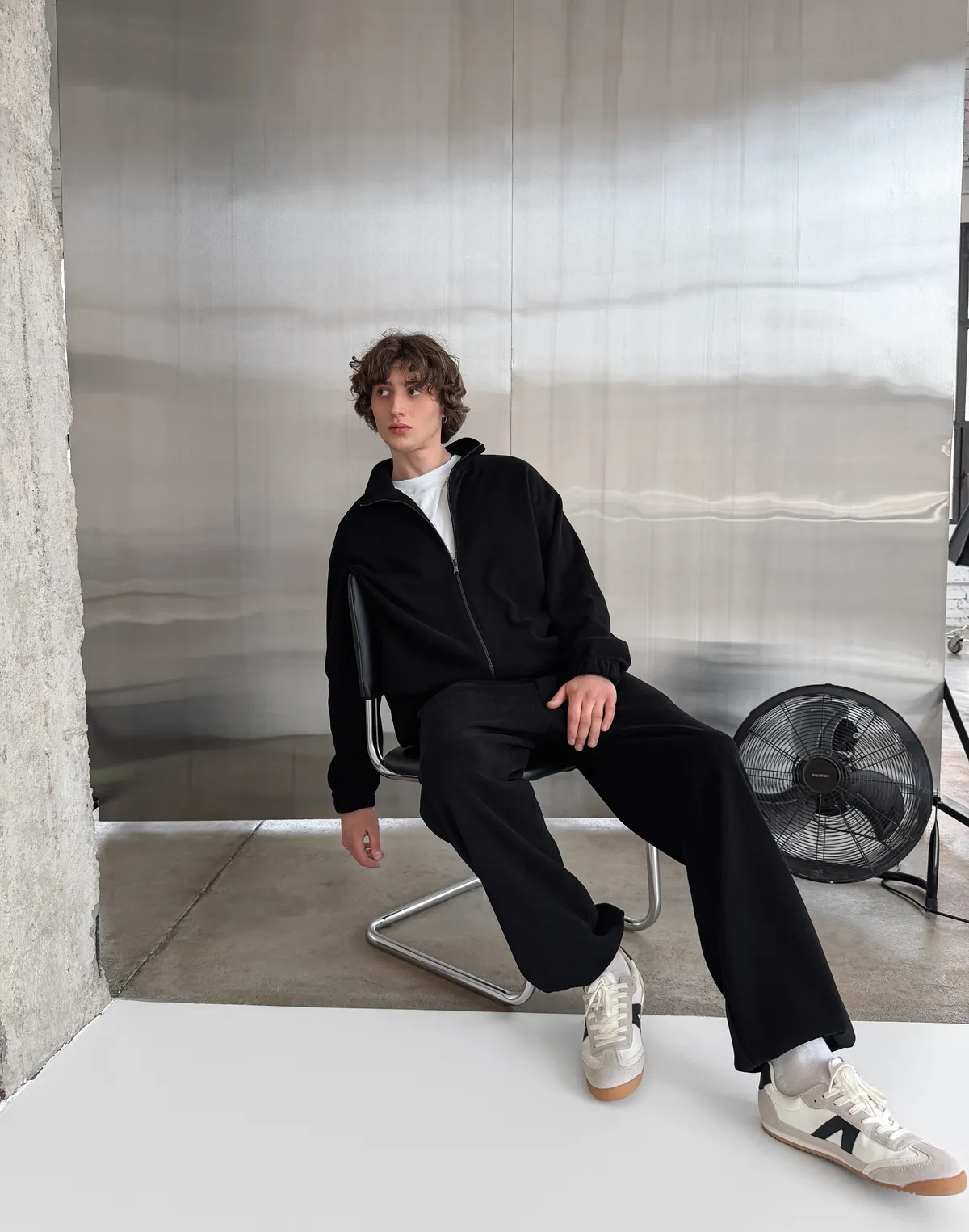 Штани спортивні чоловічі з текстурованої тканини у рубчик, чорні - Фото 8