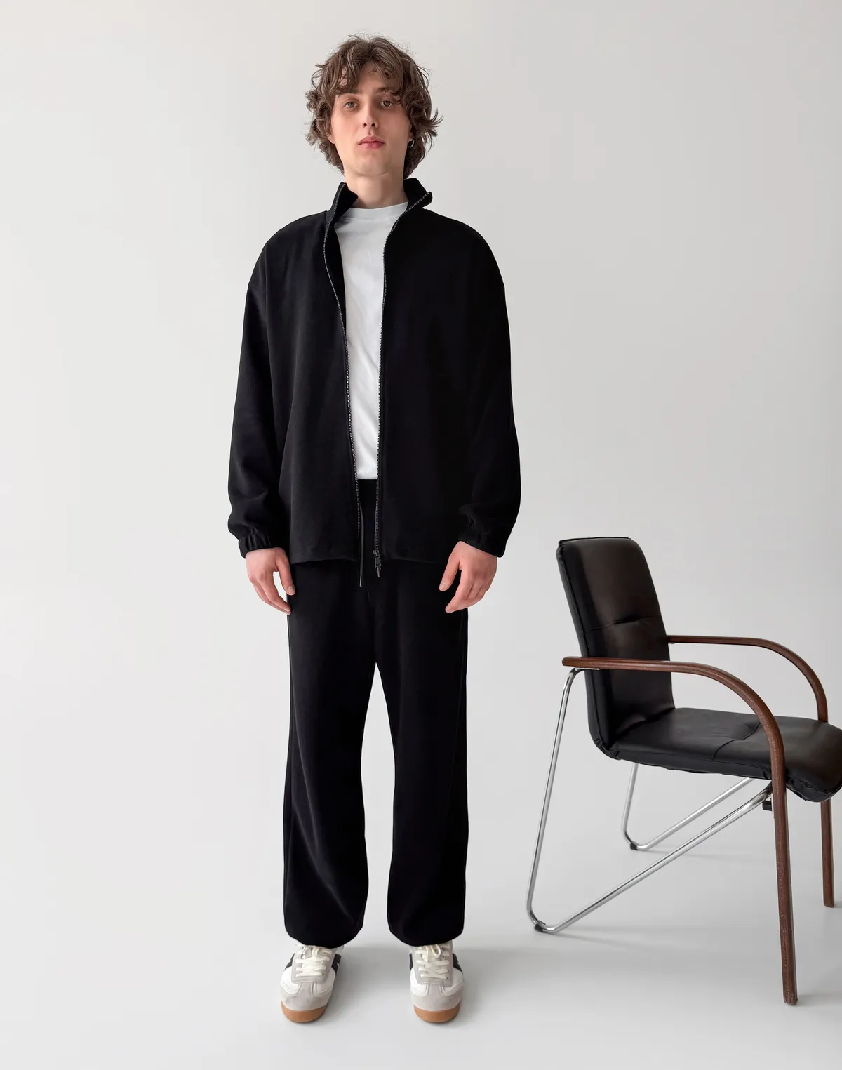 Штани спортивні чоловічі з текстурованої тканини у рубчик, чорні - Фото 5