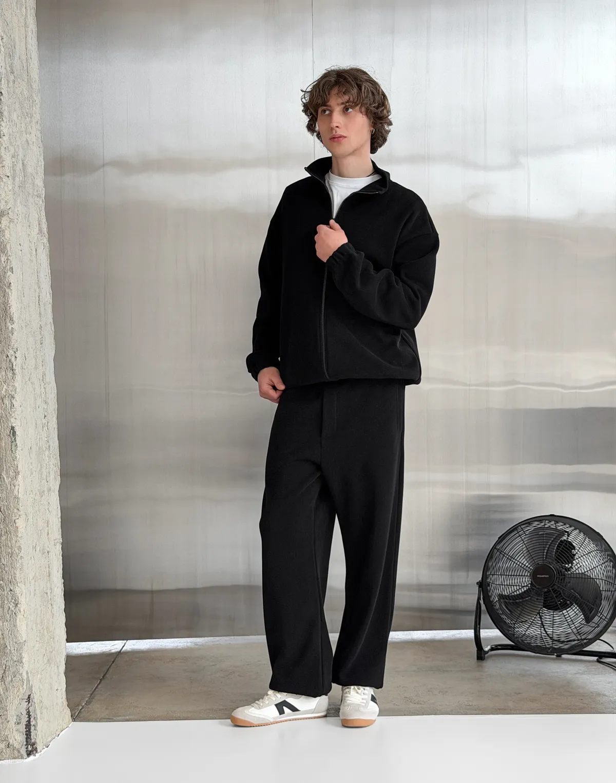 Штани спортивні чоловічі з текстурованої тканини у рубчик, чорні - Фото 4