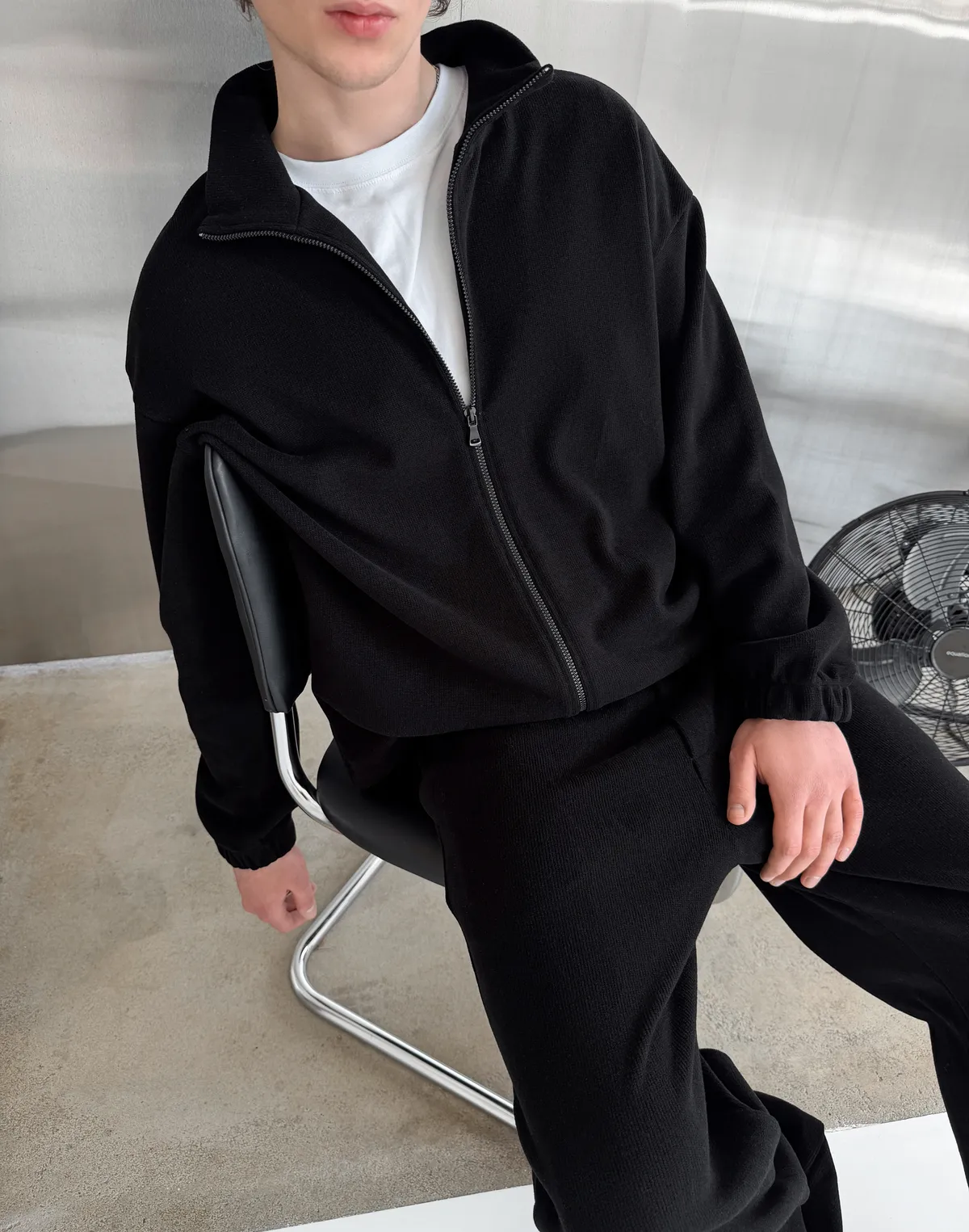 Зіпер без капюшону з текстурованої тканини у рубчик, чорний - Фото 8