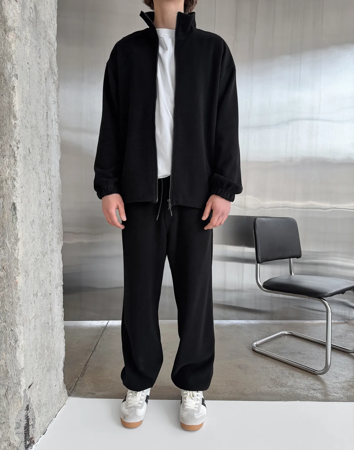 Штани спортивні чоловічі з текстурованої тканини у рубчик, чорні - Фото 3