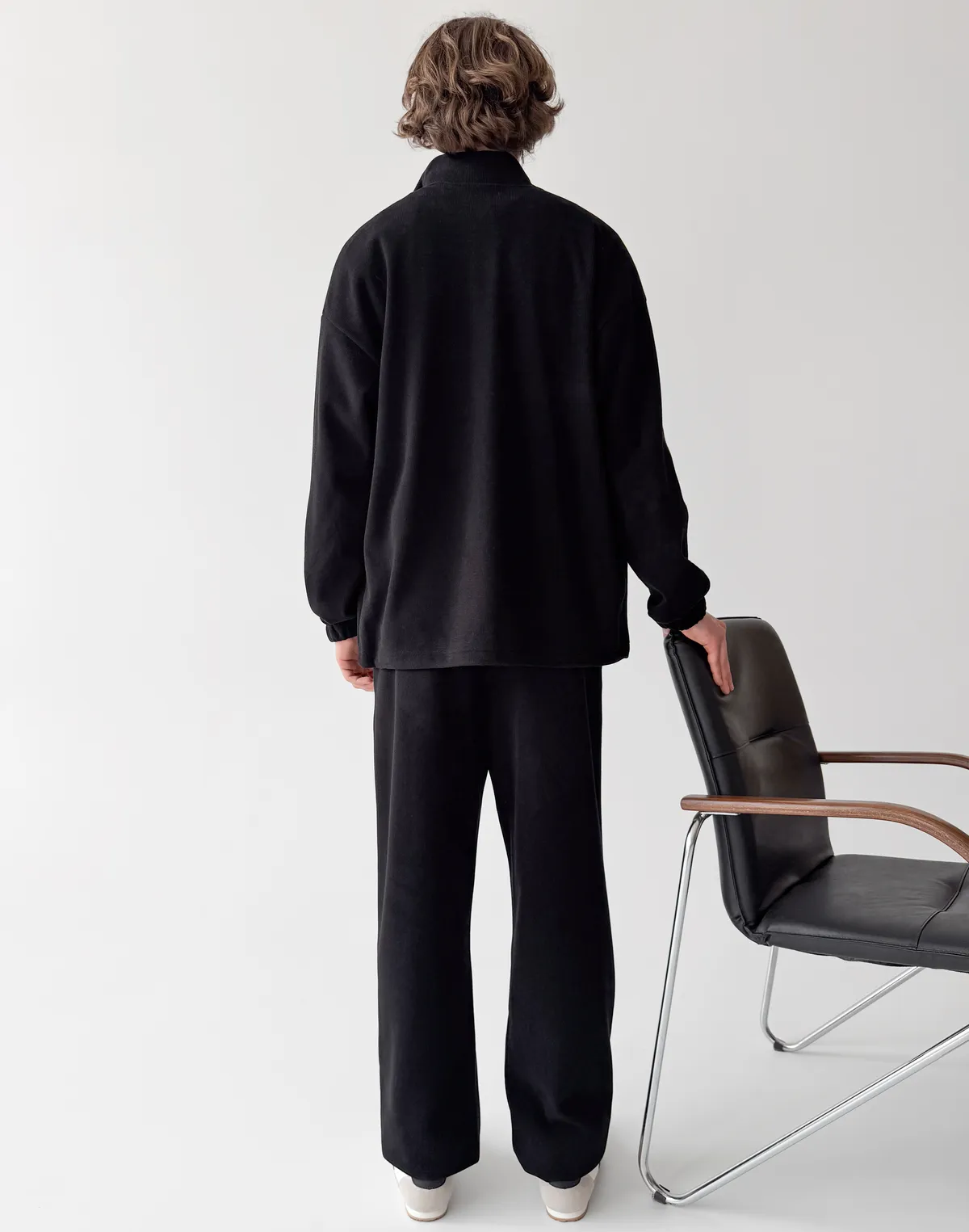 Męski komplet z prążkowanej dzianiny: bluza na zamek bez kaptura i spodnie dresowe, czarny - Фото 2