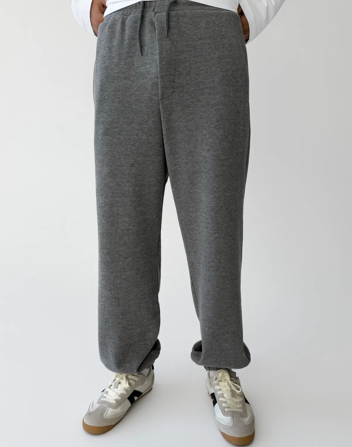 Штани спортивні чоловічі з текстурованої тканини у рубчик, сірі - Фото 1