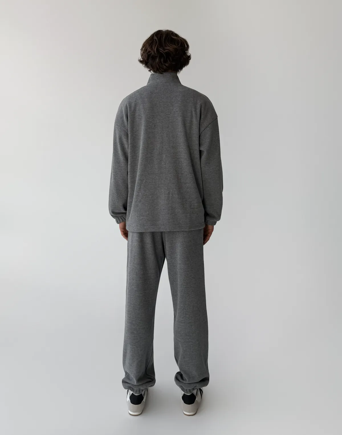 Męski komplet z prążkowanej dzianiny: bluza na zamek bez kaptura i spodnie dresowe, szary - Фото 2