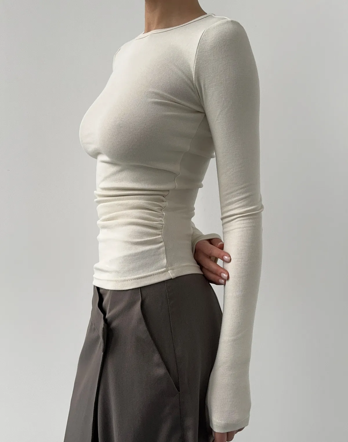 Базовий лонгслів з декоративним легким драпіруванням, молочний - Фото 7