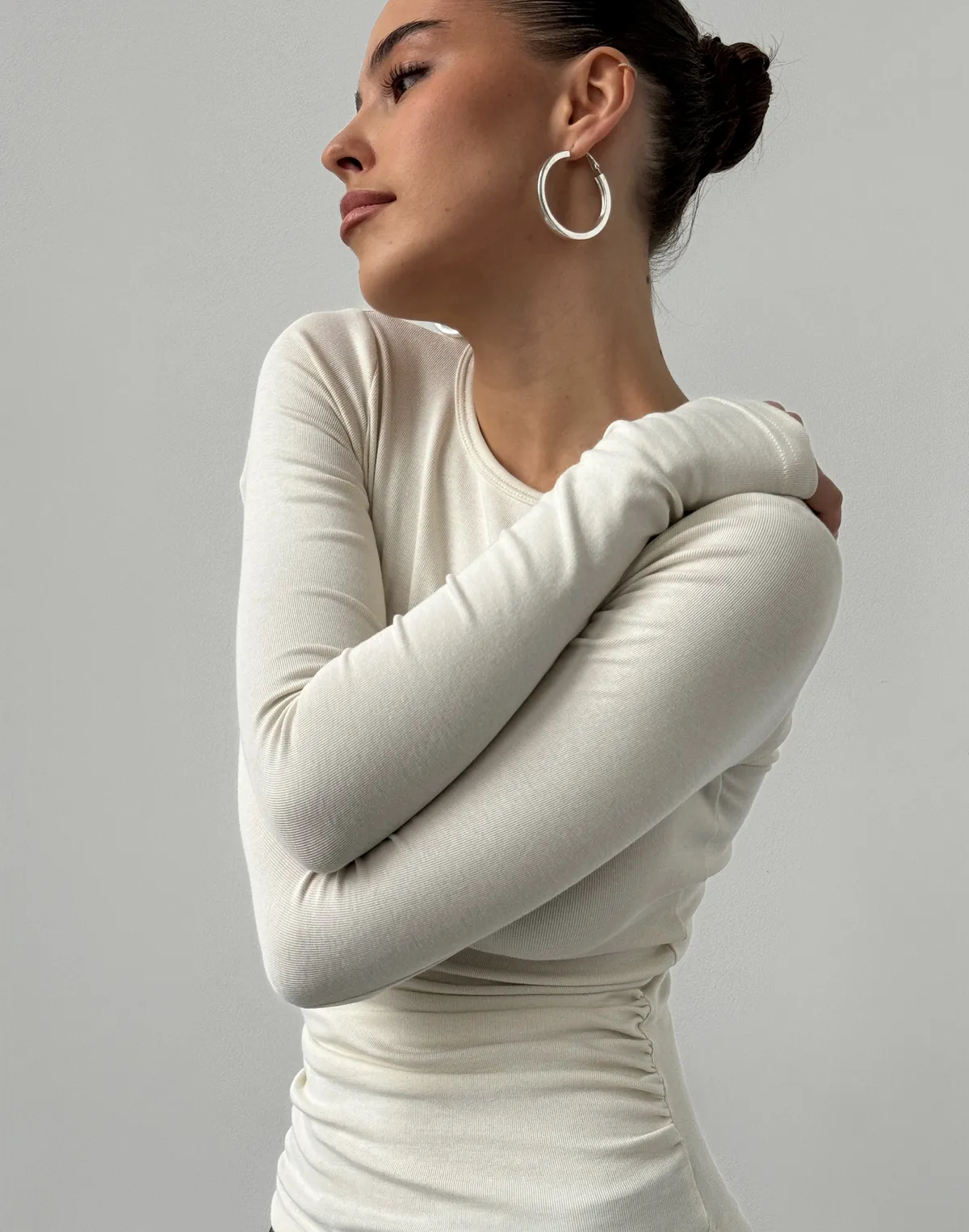 Базовий лонгслів з декоративним легким драпіруванням, молочний - Фото 4