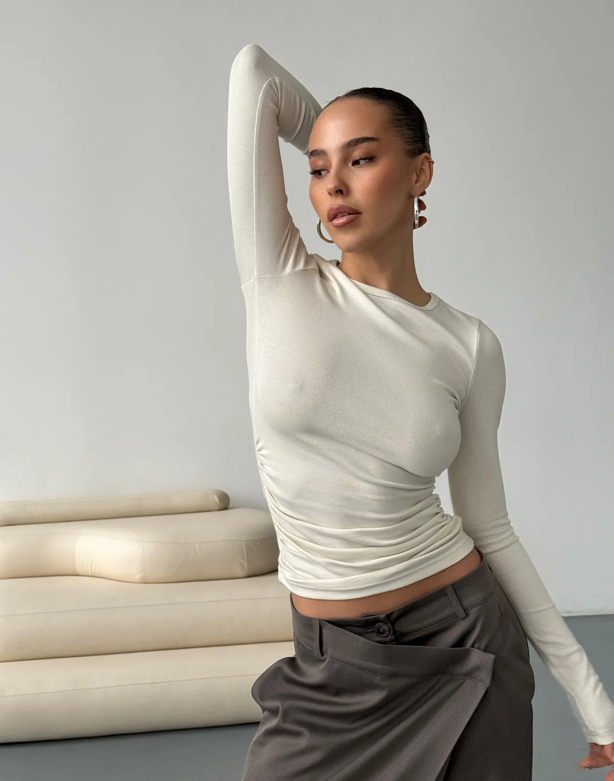 Базовий лонгслів з декоративним легким драпіруванням, молочний - Фото 1