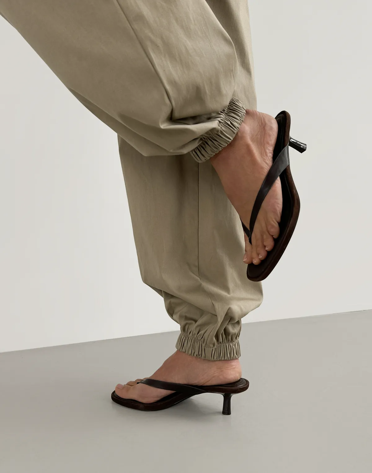 Штани котонові карго жіночі вільного крою, бежеві - Фото 5