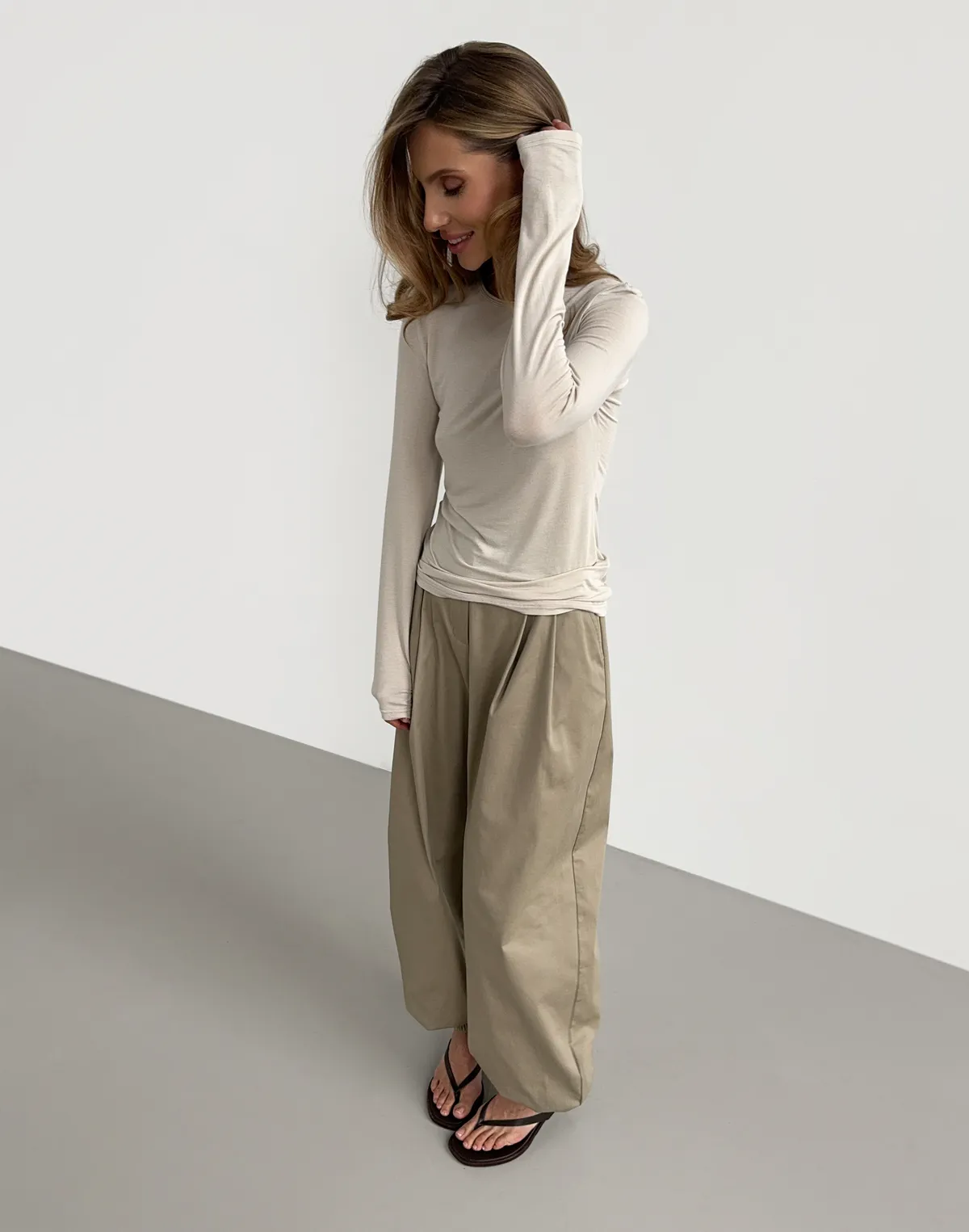 Штани котонові карго жіночі вільного крою, бежеві - Фото 4