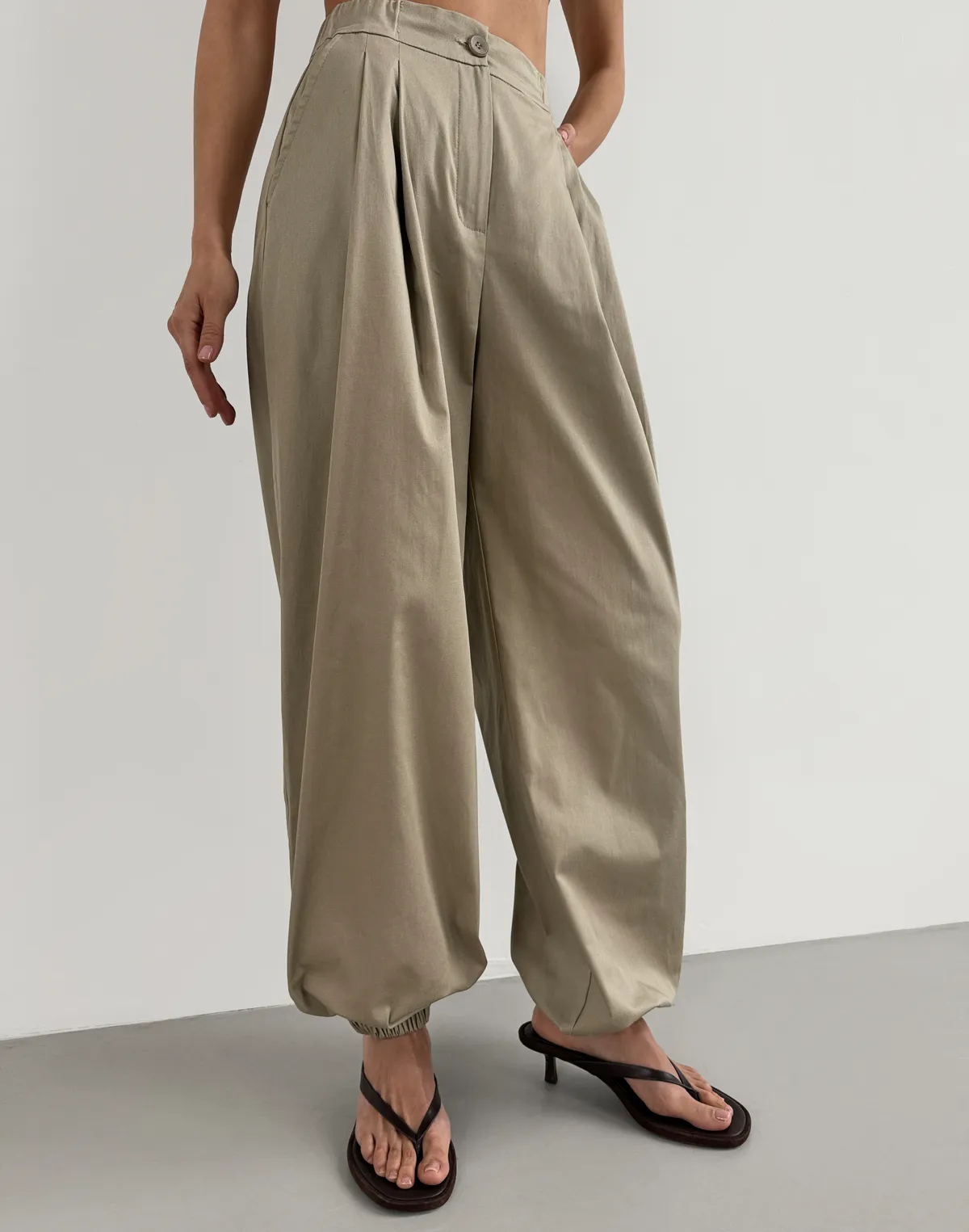 Штани котонові карго жіночі вільного крою, бежеві - Фото 3