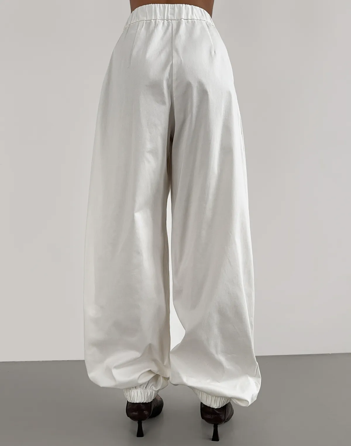 Штани котонові карго жіночі вільного крою, молочні - Фото 2