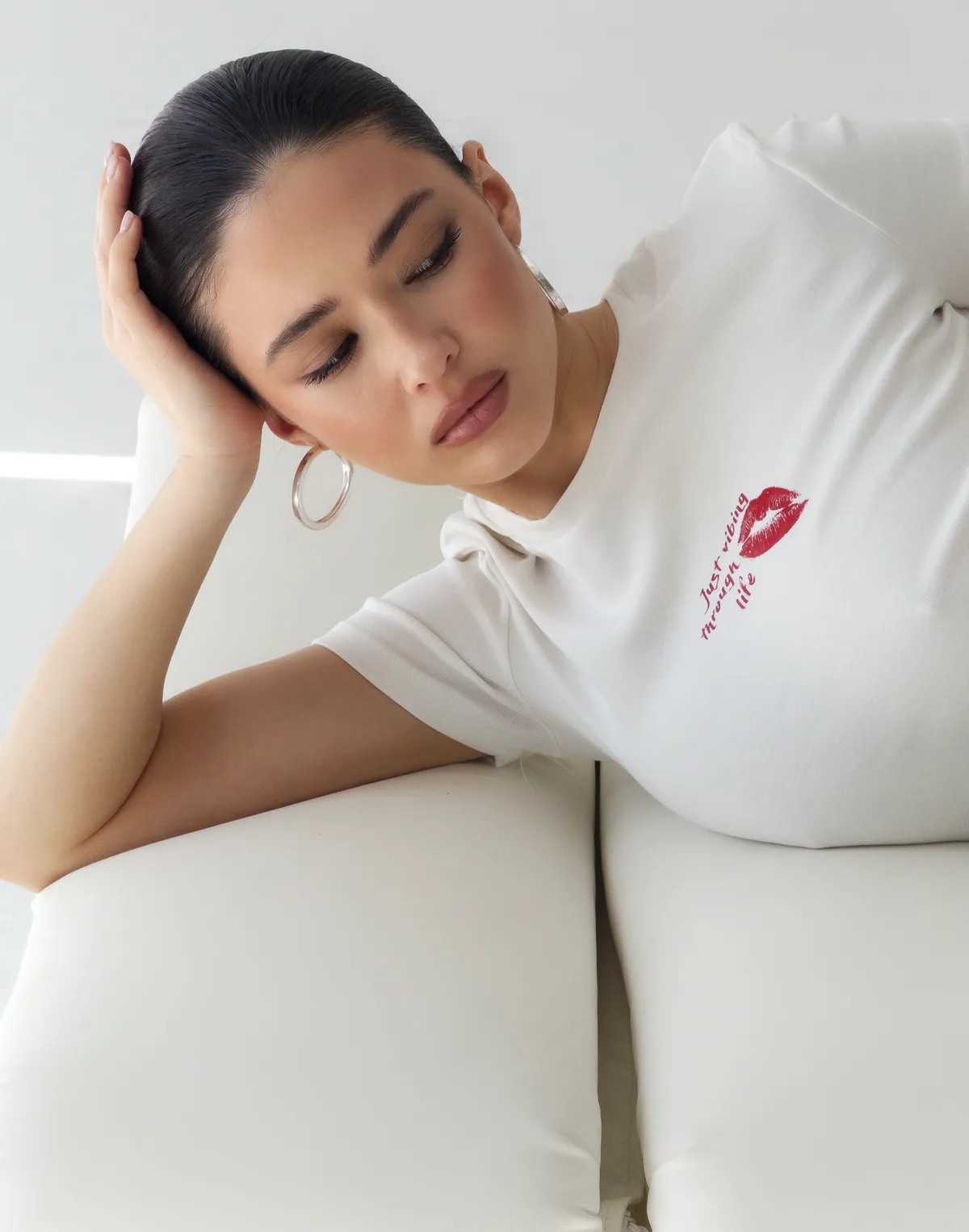 Жіноча футболка по фігурі бавовняна еластична, шампань з принтом "Just vibing through life" - Фото 8