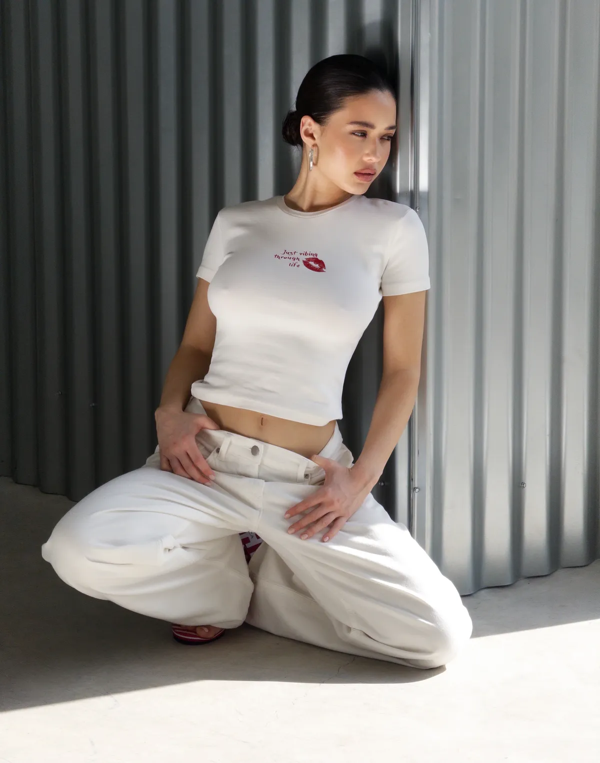 Жіноча футболка по фігурі бавовняна еластична, шампань з принтом "Just vibing through life" - Фото 7