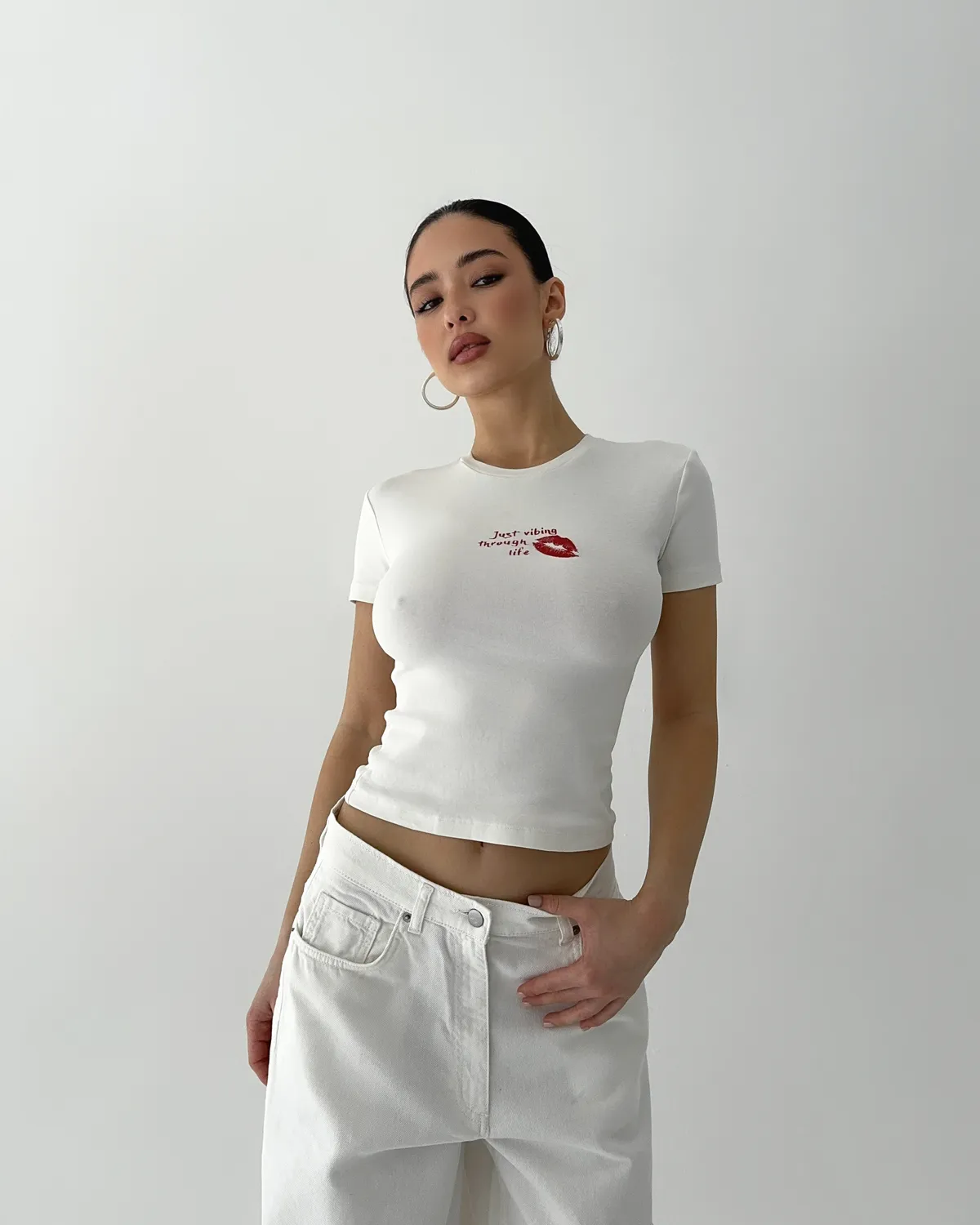 Жіноча футболка по фігурі бавовняна еластична, шампань з принтом "Just vibing through life" - Фото 6