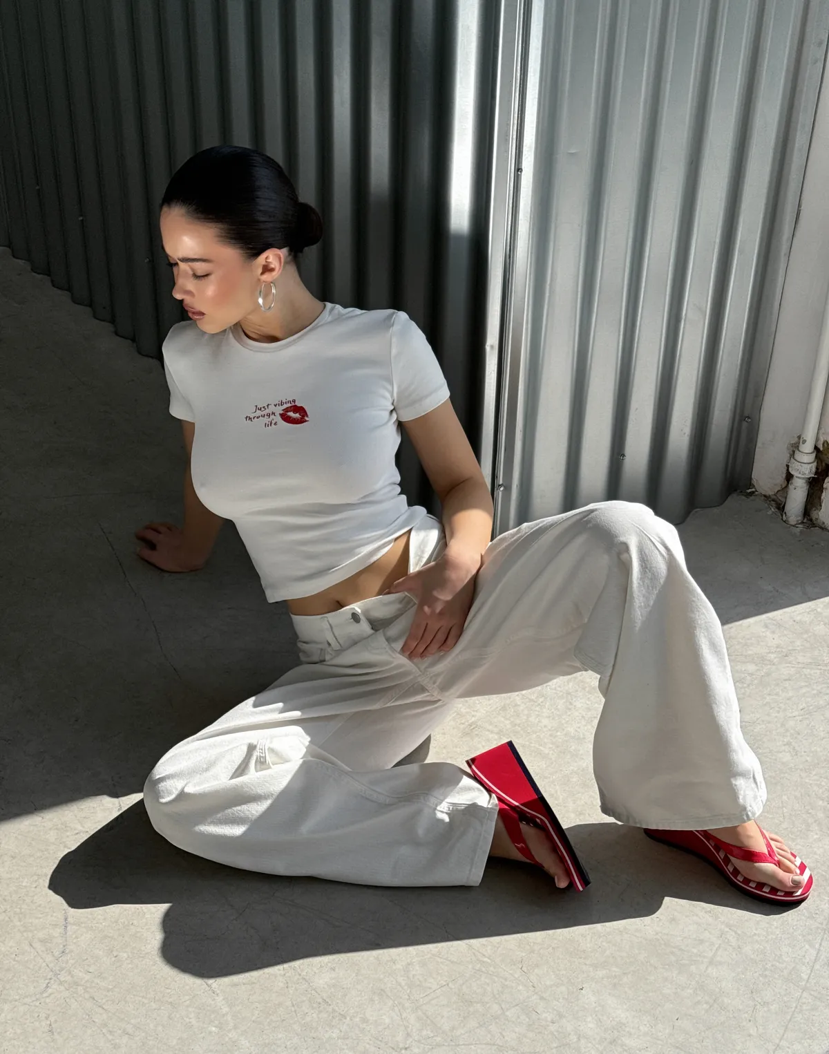 Жіноча футболка по фігурі бавовняна еластична, шампань з принтом "Just vibing through life" - Фото 4