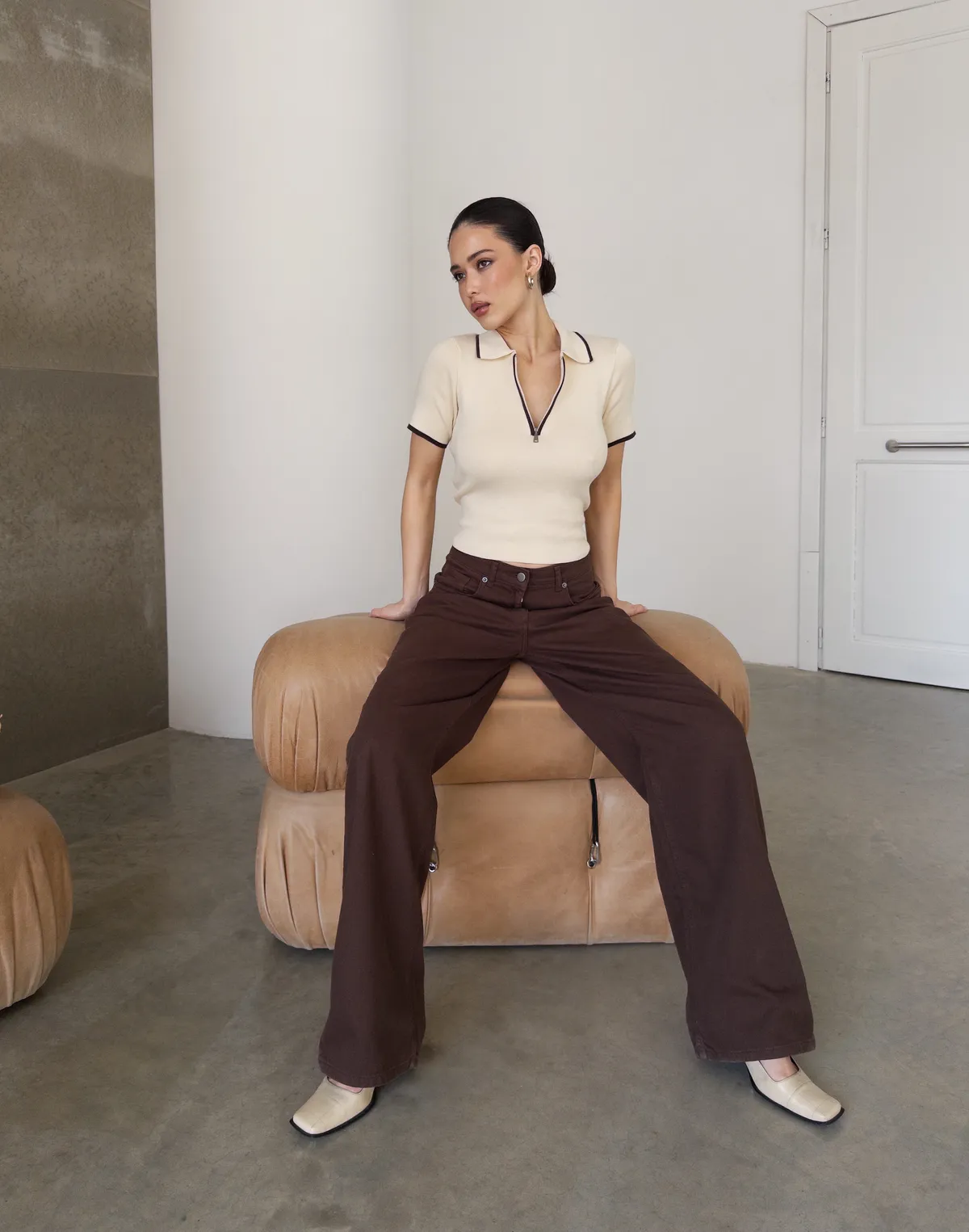 Polo na zamek z kontrastowym lamowaniem, jasny beż z brązem - Фото 8