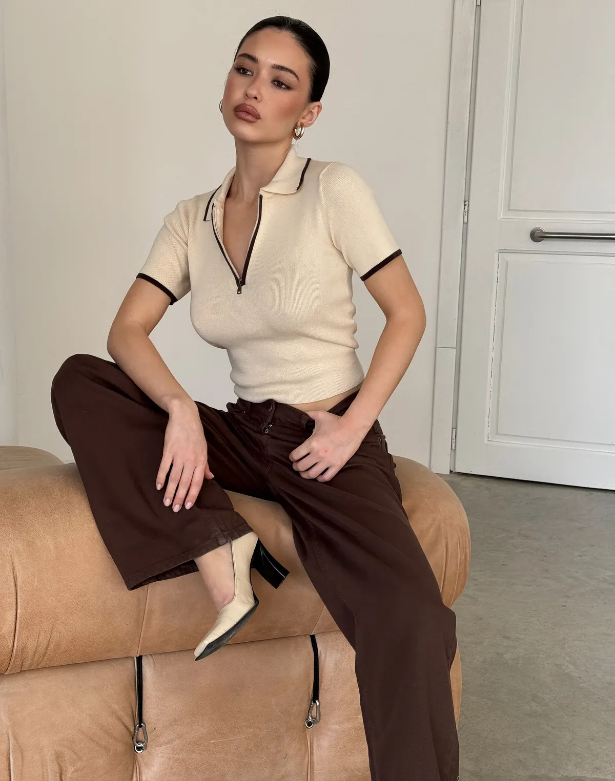 Polo na zamek z kontrastowym lamowaniem, jasny beż z brązem - Фото 6