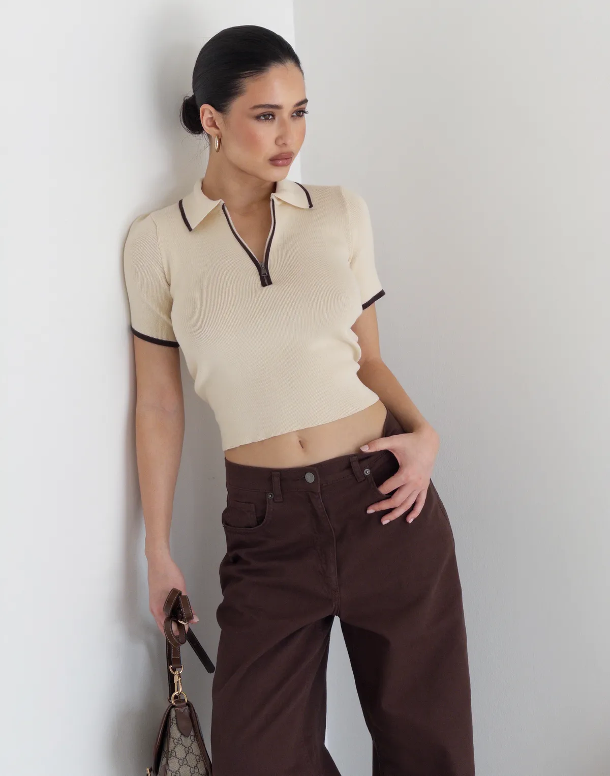 Polo na zamek z kontrastowym lamowaniem, jasny beż z brązem - Фото 1