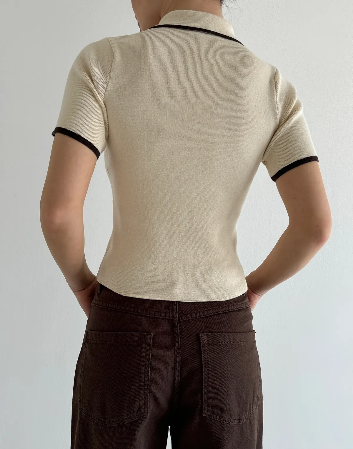 Polo na zamek z kontrastowym lamowaniem, jasny beż z brązem - Фото 2