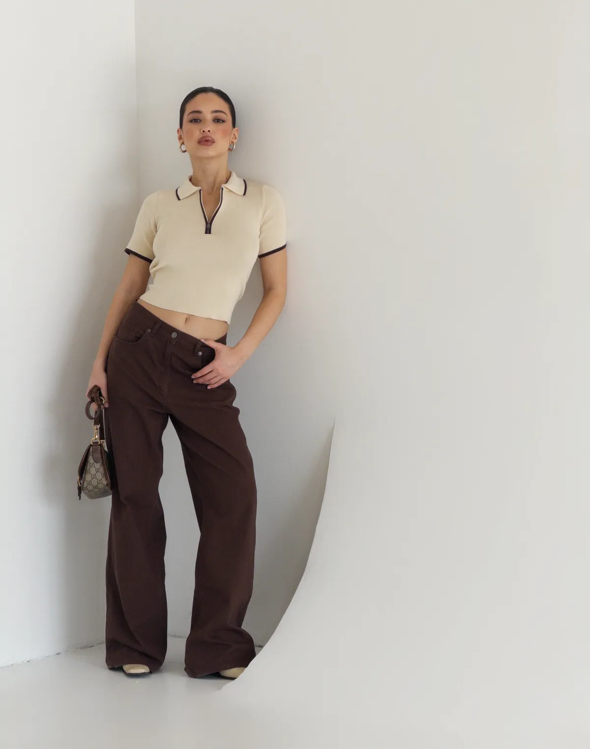 Polo na zamek z kontrastowym lamowaniem, jasny beż z brązem - Фото 4