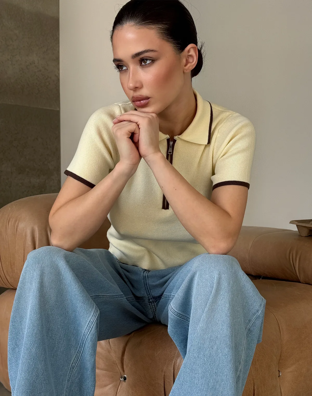 Polo na zamek z kontrastowym lamowaniem, jasnożółty z brązowym - Фото 7