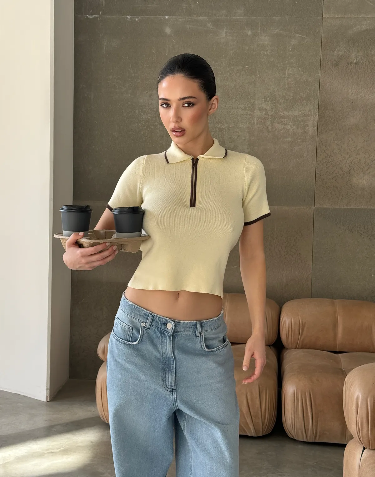 Polo na zamek z kontrastowym lamowaniem, jasnożółty z brązowym - Фото 6