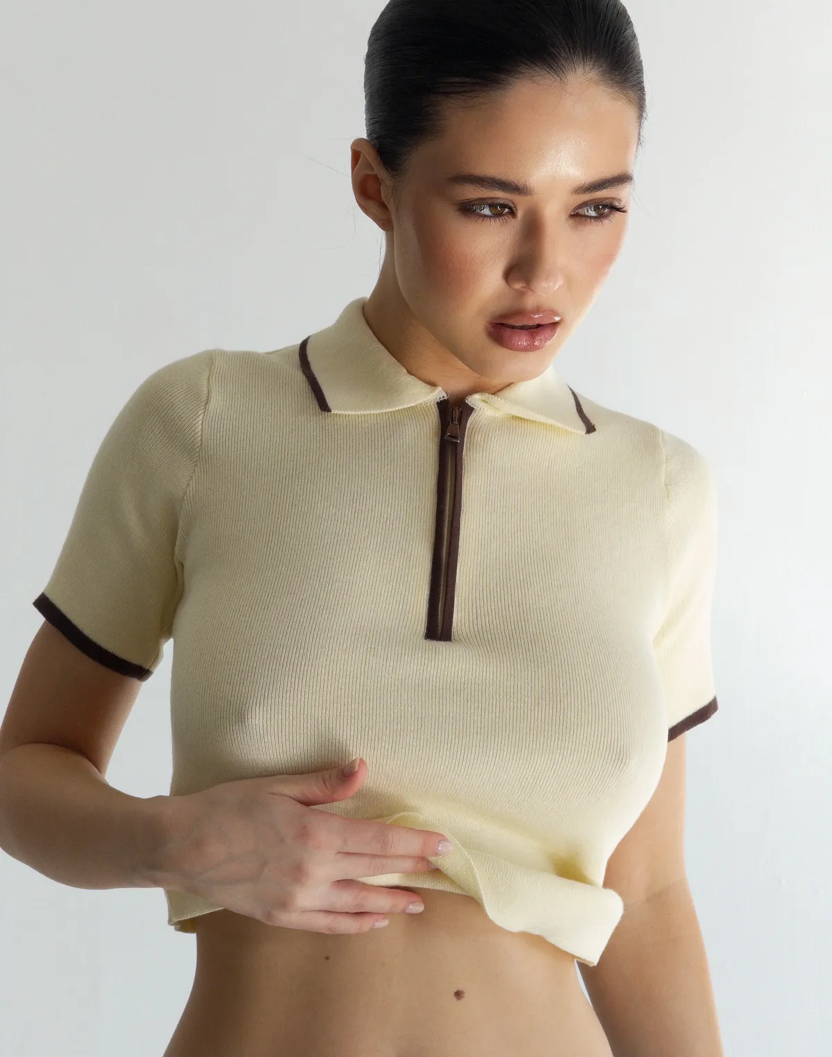 Polo na zamek z kontrastowym lamowaniem, jasnożółty z brązowym - Фото 5