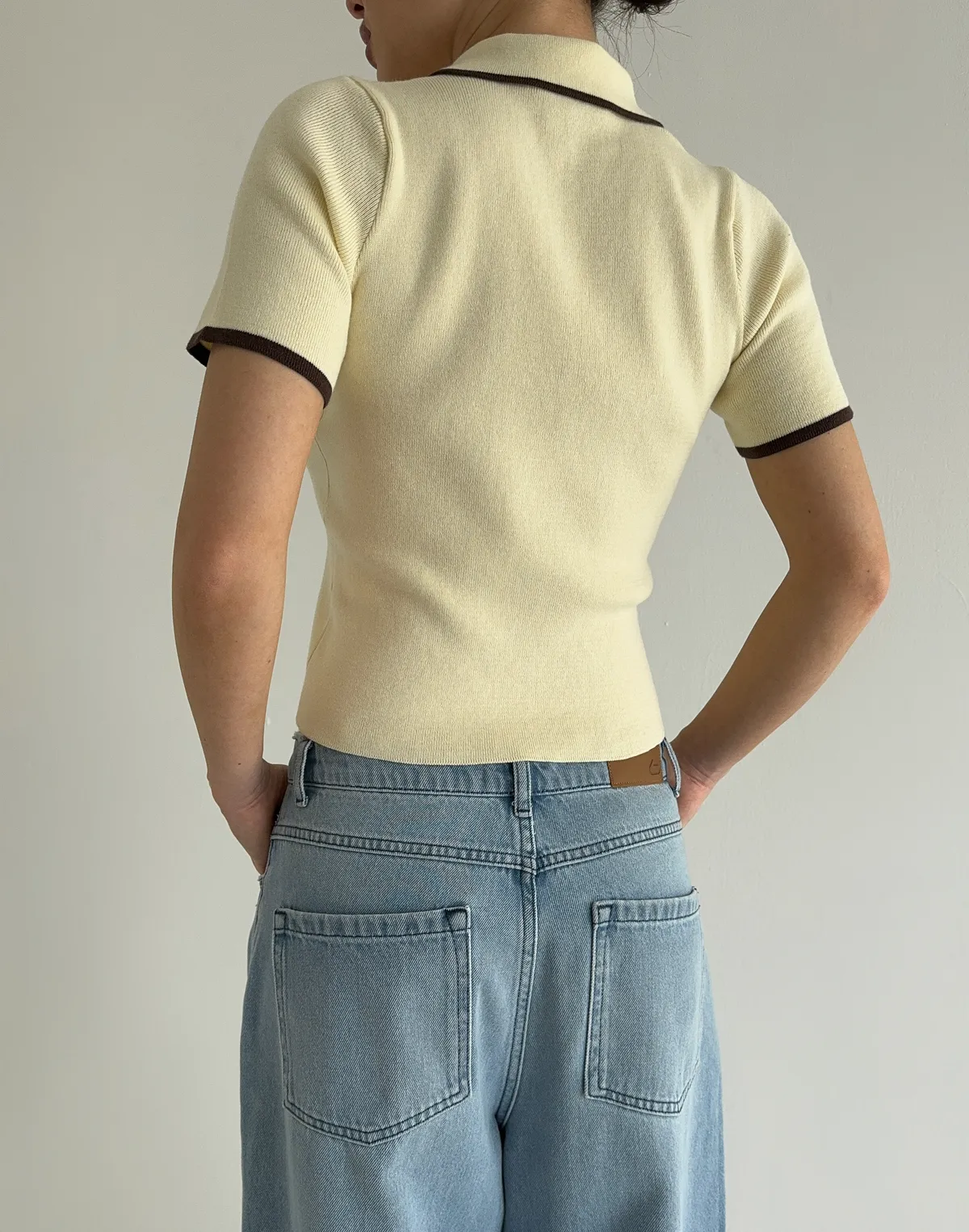 Polo na zamek z kontrastowym lamowaniem, jasnożółty z brązowym - Фото 2