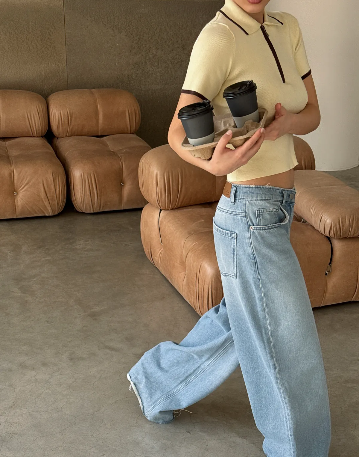 Polo na zamek z kontrastowym lamowaniem, jasnożółty z brązowym - Фото 4