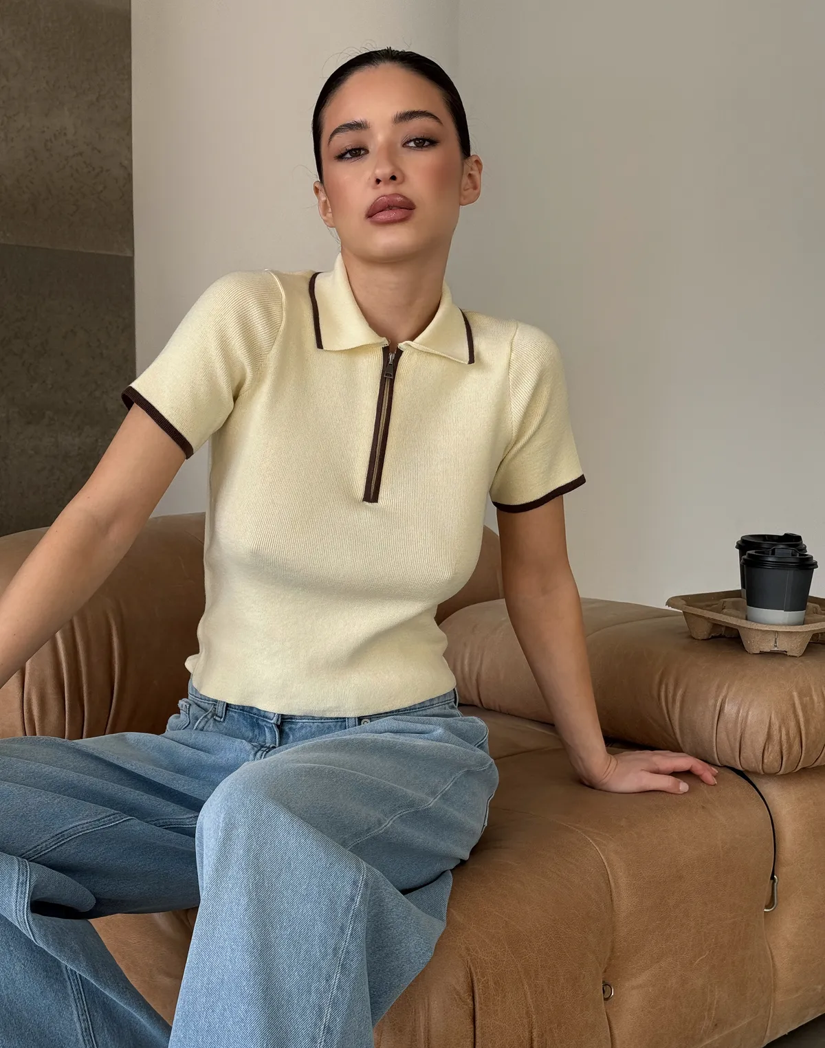 Polo na zamek z kontrastowym lamowaniem, jasnożółty z brązowym - Фото 1