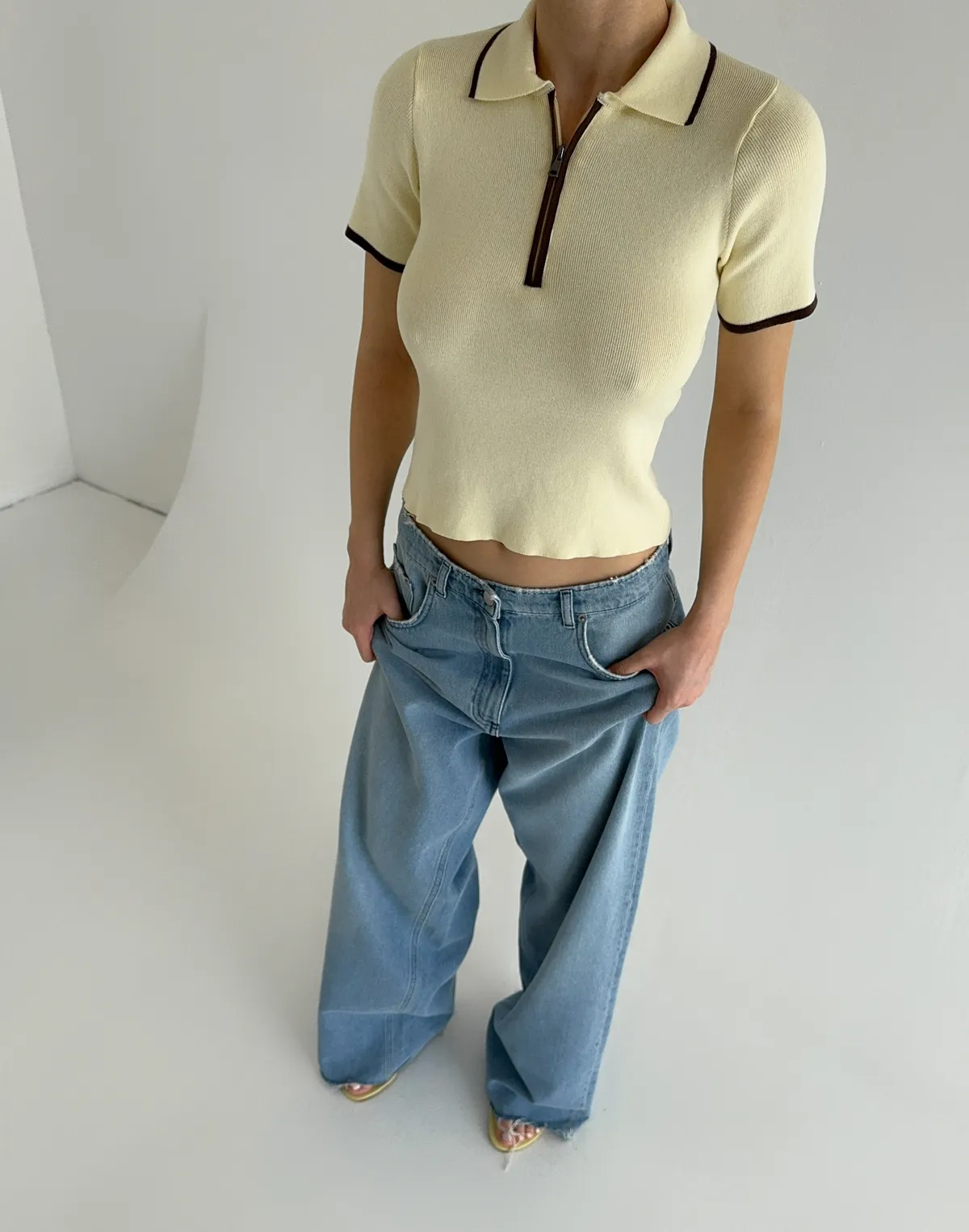 Polo na zamek z kontrastowym lamowaniem, jasnożółty z brązowym - Фото 3