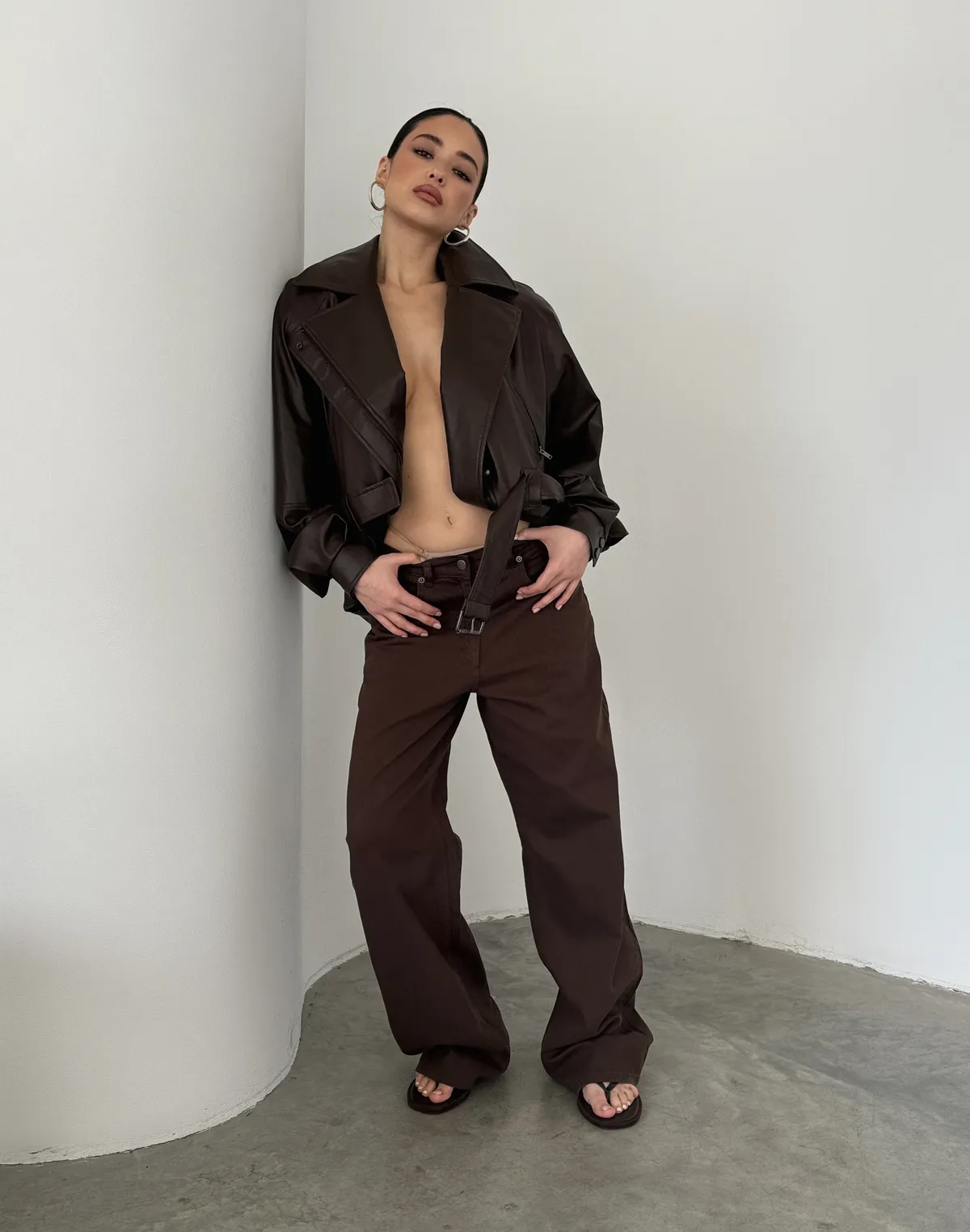 Jeansy z ozdobnymi surowymi krawędziami, kawowy - Фото 7