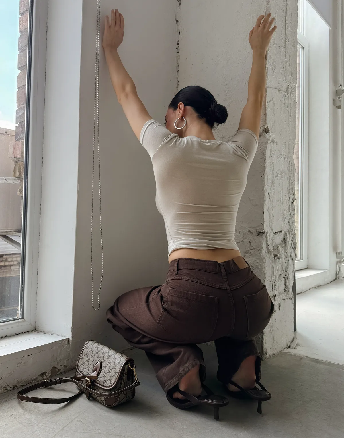 Jeansy z ozdobnymi surowymi krawędziami, kawowy - Фото 2