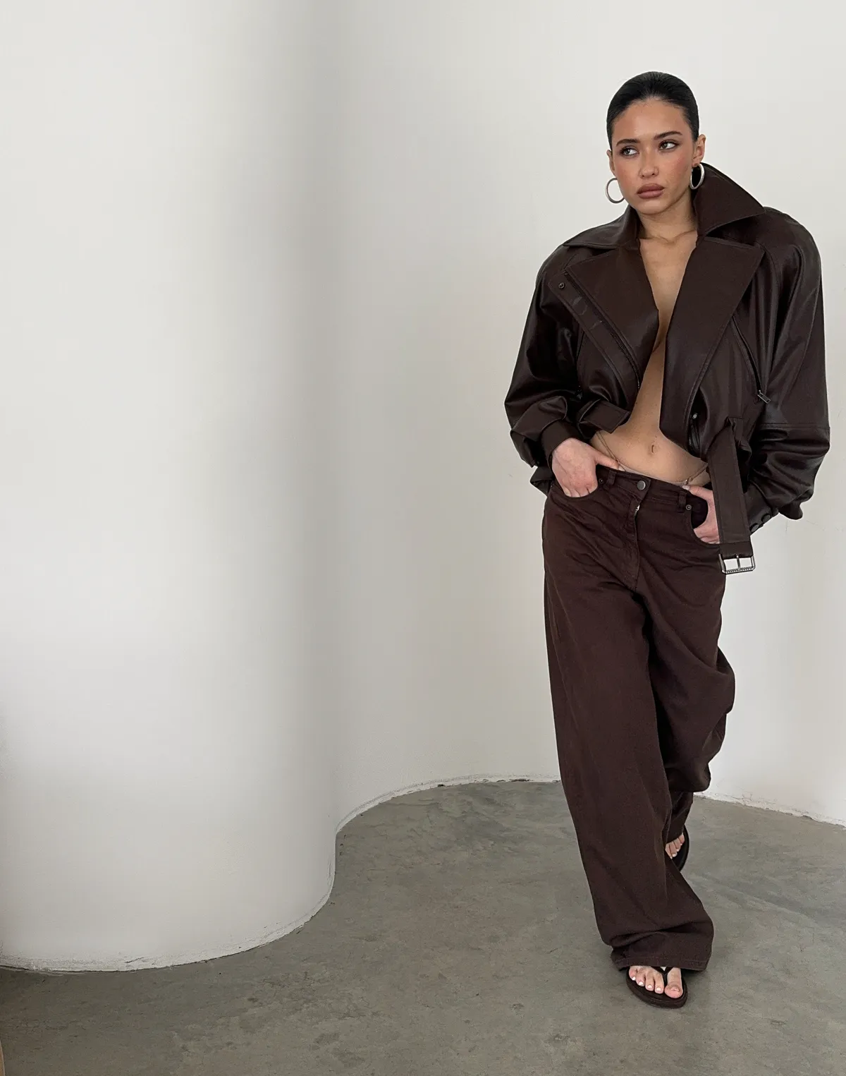 Jeansy z ozdobnymi surowymi krawędziami, kawowy - Фото 5