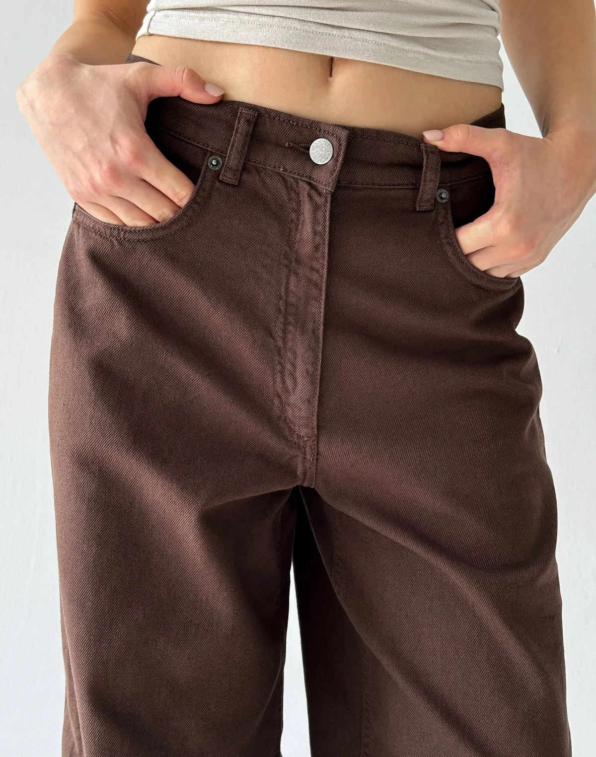 Jeansy z ozdobnymi surowymi krawędziami, kawowy - Фото 4