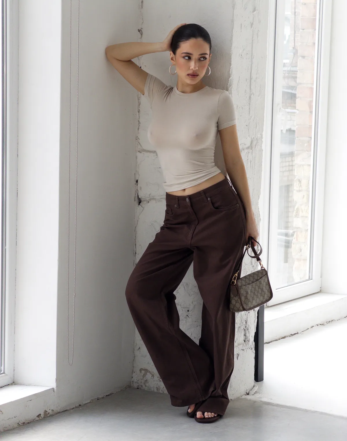 Jeansy z ozdobnymi surowymi krawędziami, kawowy - Фото 1