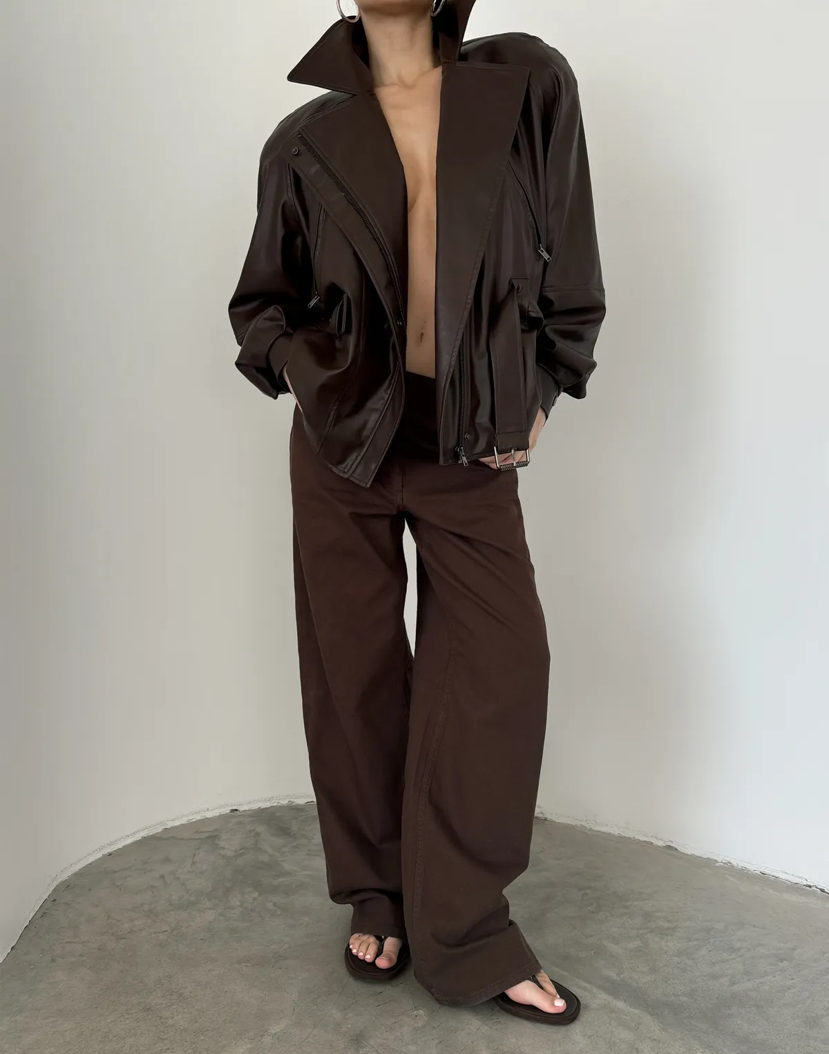 Jeansy z ozdobnymi surowymi krawędziami, kawowy - Фото 3