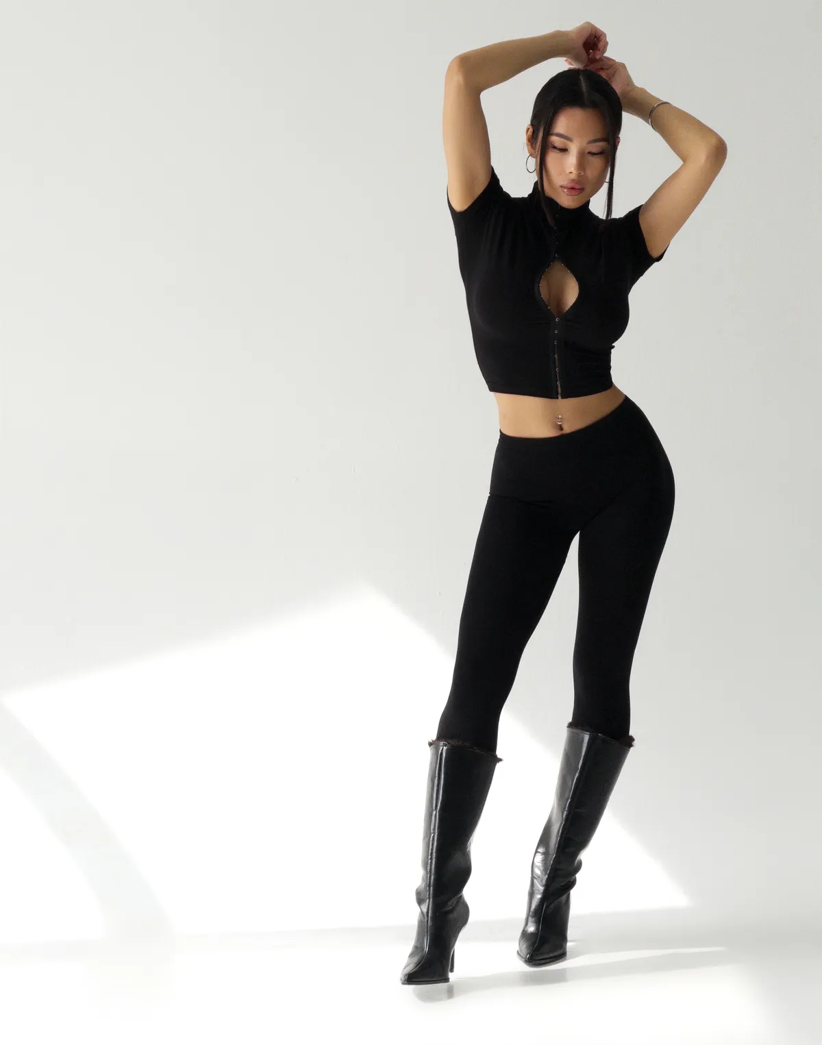 Футболка жіноча на корсетній декоративній застібці, чорна - Фото 6