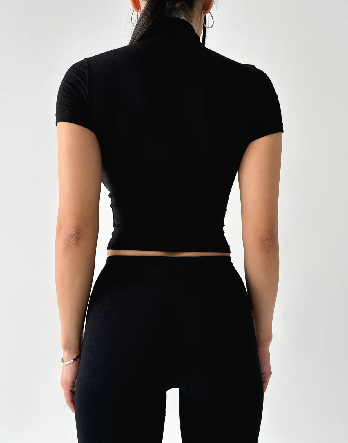 Футболка жіноча на корсетній декоративній застібці, чорна - Фото 2