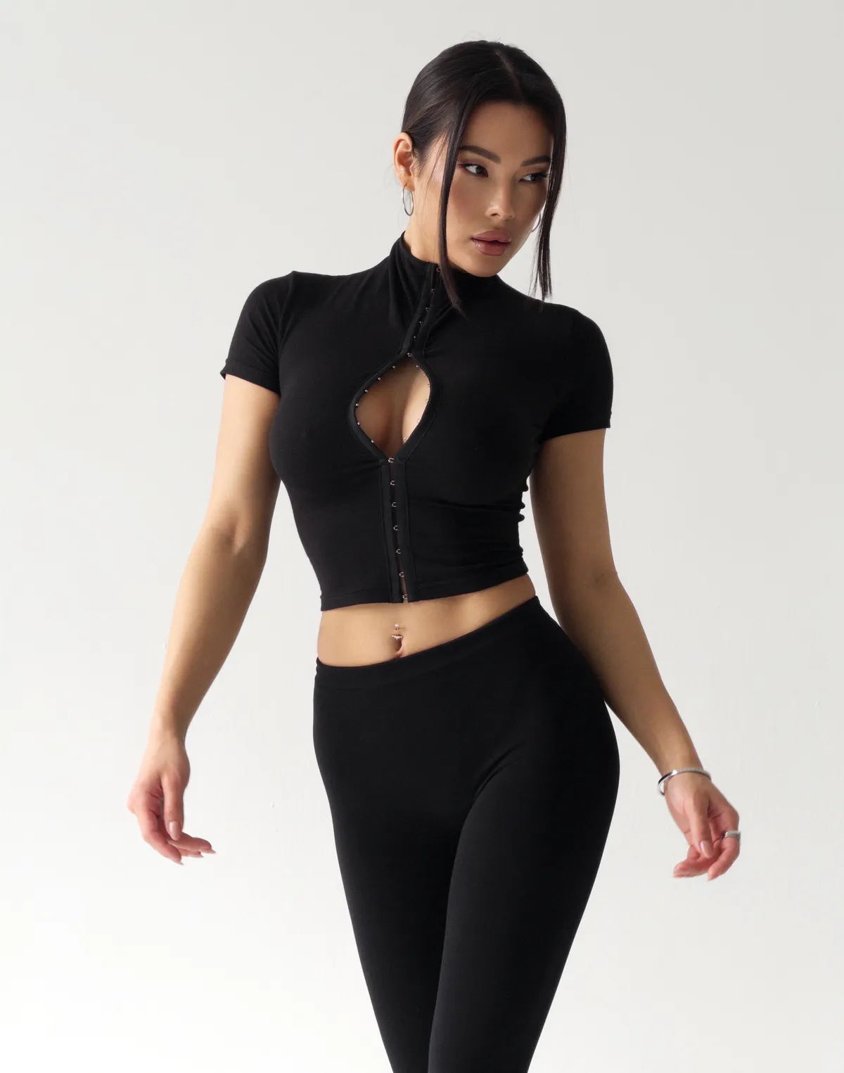 Футболка жіноча на корсетній декоративній застібці, чорна - Фото 1