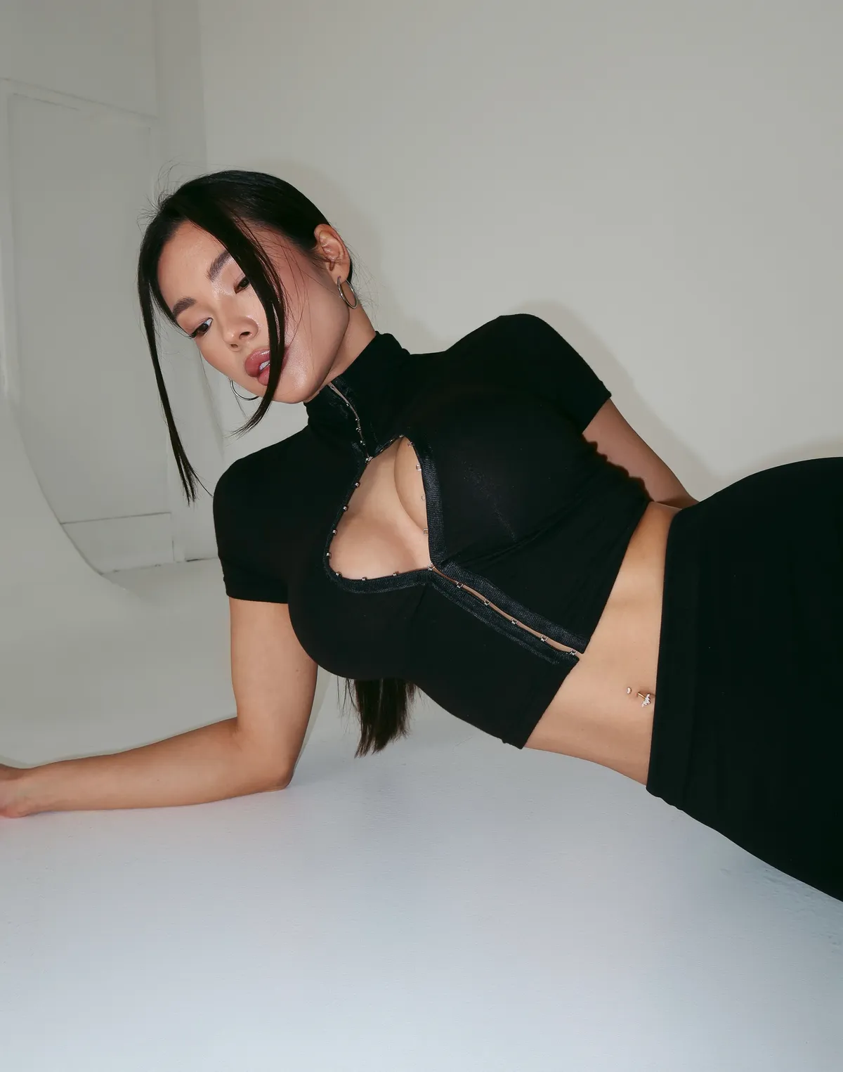 Футболка жіноча на корсетній декоративній застібці, чорна - Фото 3