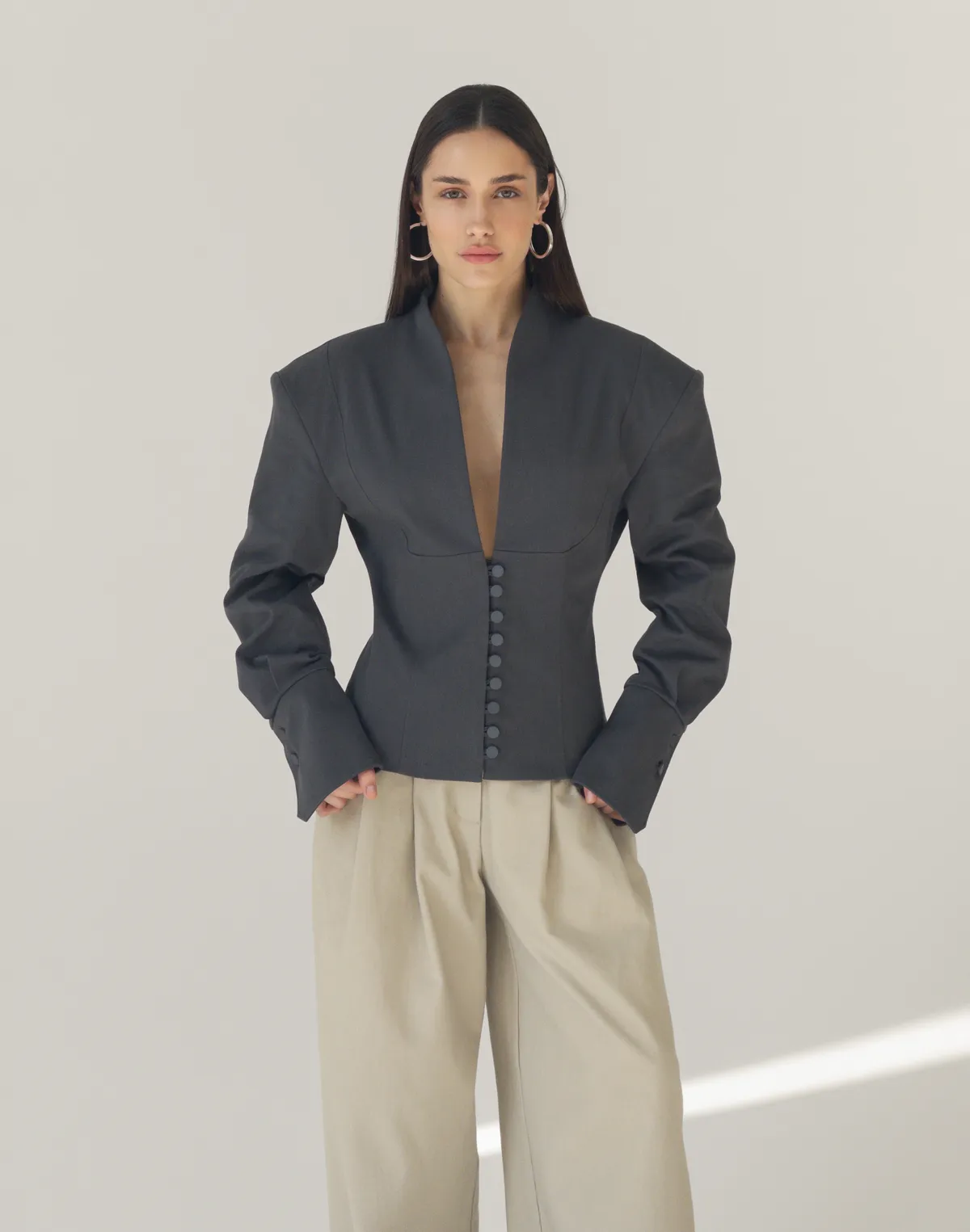 Жакет з V-подібним декольте та ґудзиками, сталевий - Фото 6