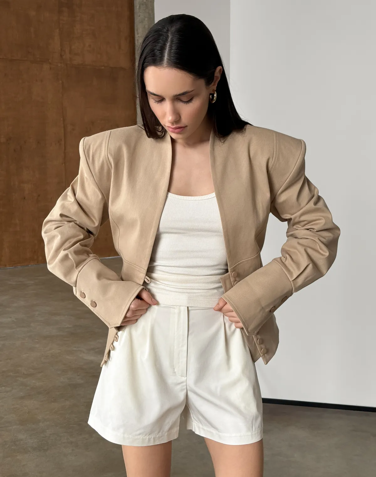 Жакет з V-подібним декольте та ґудзиками, пустельний - Фото 7