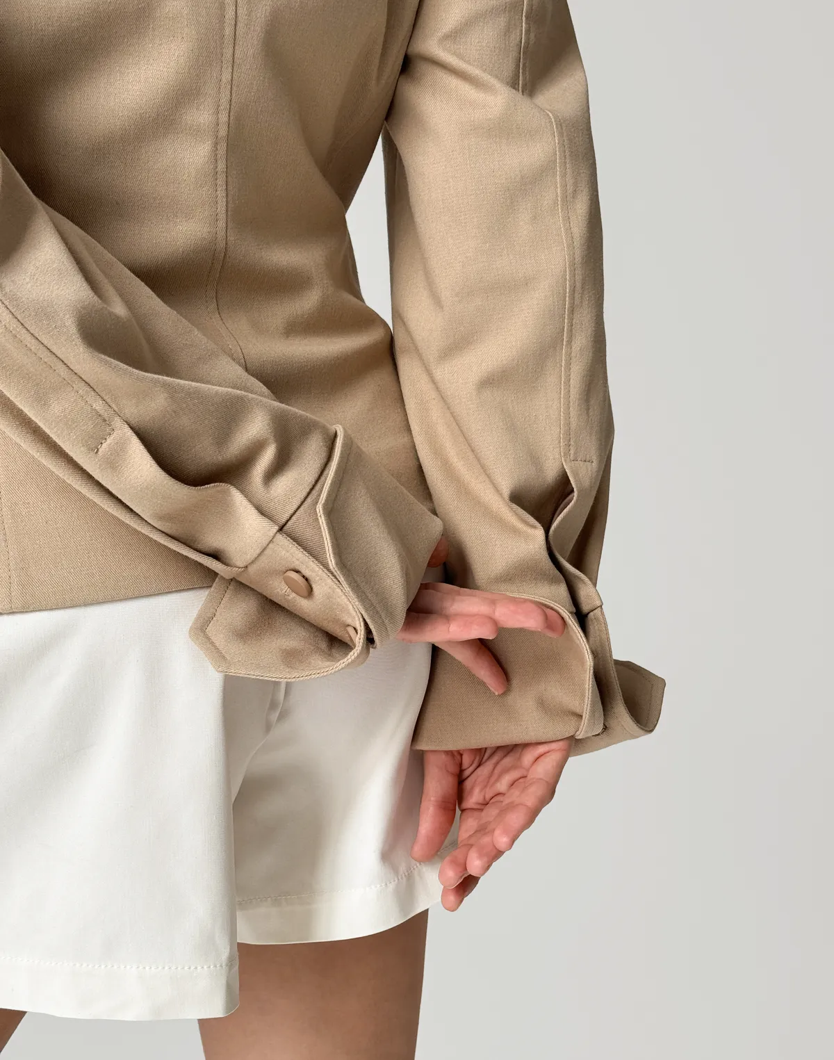 Жакет з V-подібним декольте та ґудзиками, пустельний - Фото 4